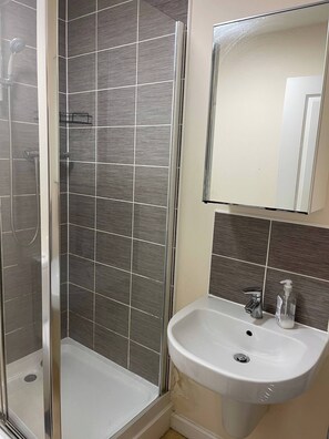 Room, 1 Bedroom | Bathroom - Room-deluxe En-suite Room w Fastwifi, Fr (Wolverhampton)