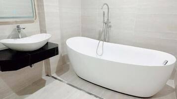 Deluxe tweepersoonskamer, uitzicht op stad | Badkamer