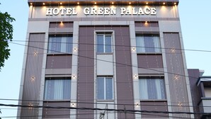 A multi-story building with the sign 'HOTEL GREEN PALACE' at the top. - Hotel Green Palace (Prayagraj)