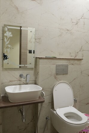 Executive Room | Bathroom - Hotel Green Palace (Prayagraj)