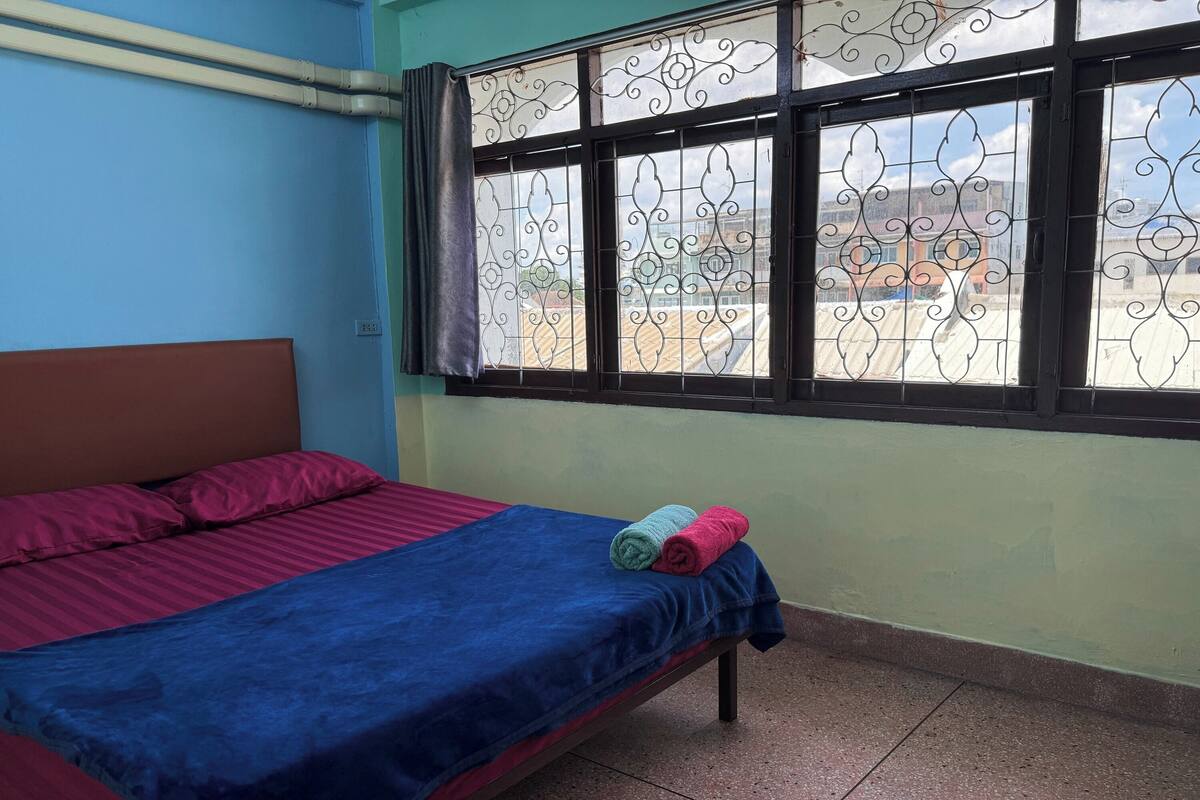 Double Room with Shared Bathroom with window | WiFi (free), bed sheets