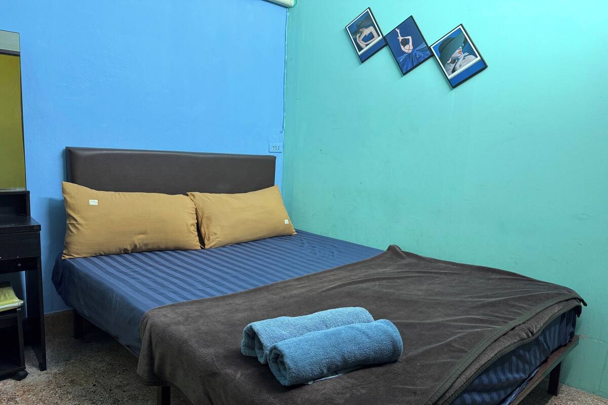 Double Room with Private Bathroom without window | WiFi (free), bed sheets