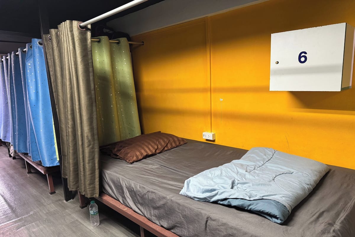 6-Bed Female Dormitory Room | WiFi (free), bed sheets