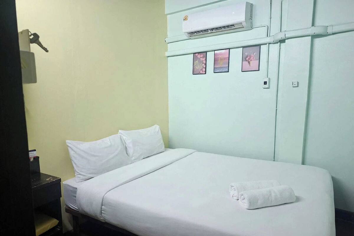 Double Room with Shared Bathroom with no window | WiFi (free), bed sheets