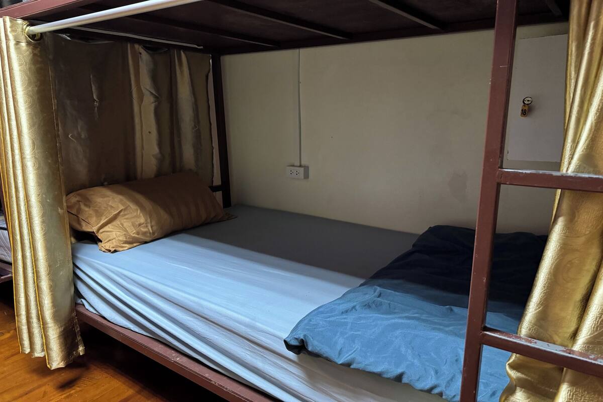 WiFi (free), bed sheets