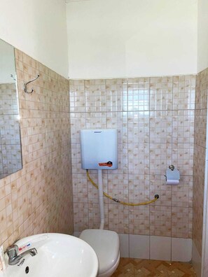 Bungalow de lujo, balcón, vista a la montaña | Baño | Pantuflas 