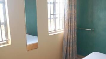 Caja de seguridad en la habitación y sistema de insonorización