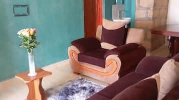 Deluxe Studio Suite, Balcony, Lake View | Interior