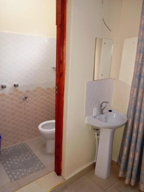 Suite estudio Deluxe, balcón, vista al lago | Baño | Pantuflas 