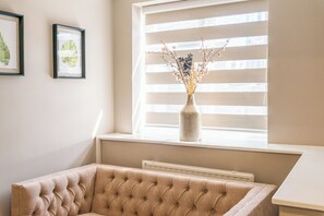 Interior - Lit Studio Spot: Twin Beds,Amenities & Chill Vibes (London)