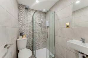 Bathroom - Lit Studio Spot: Twin Beds,Amenities & Chill Vibes (London)