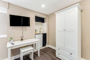 Interior - Lit Studio Spot: Twin Beds,Amenities & Chill Vibes (London)