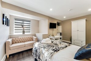 Desk, iron/ironing board, free WiFi, bed sheets - Lit Studio Spot: Twin Beds,Amenities & Chill Vibes (London)