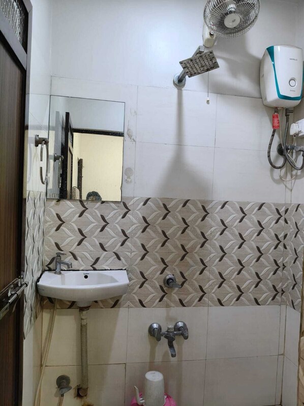 Douche, douche à « effet pluie », articles de toilette de luxe
