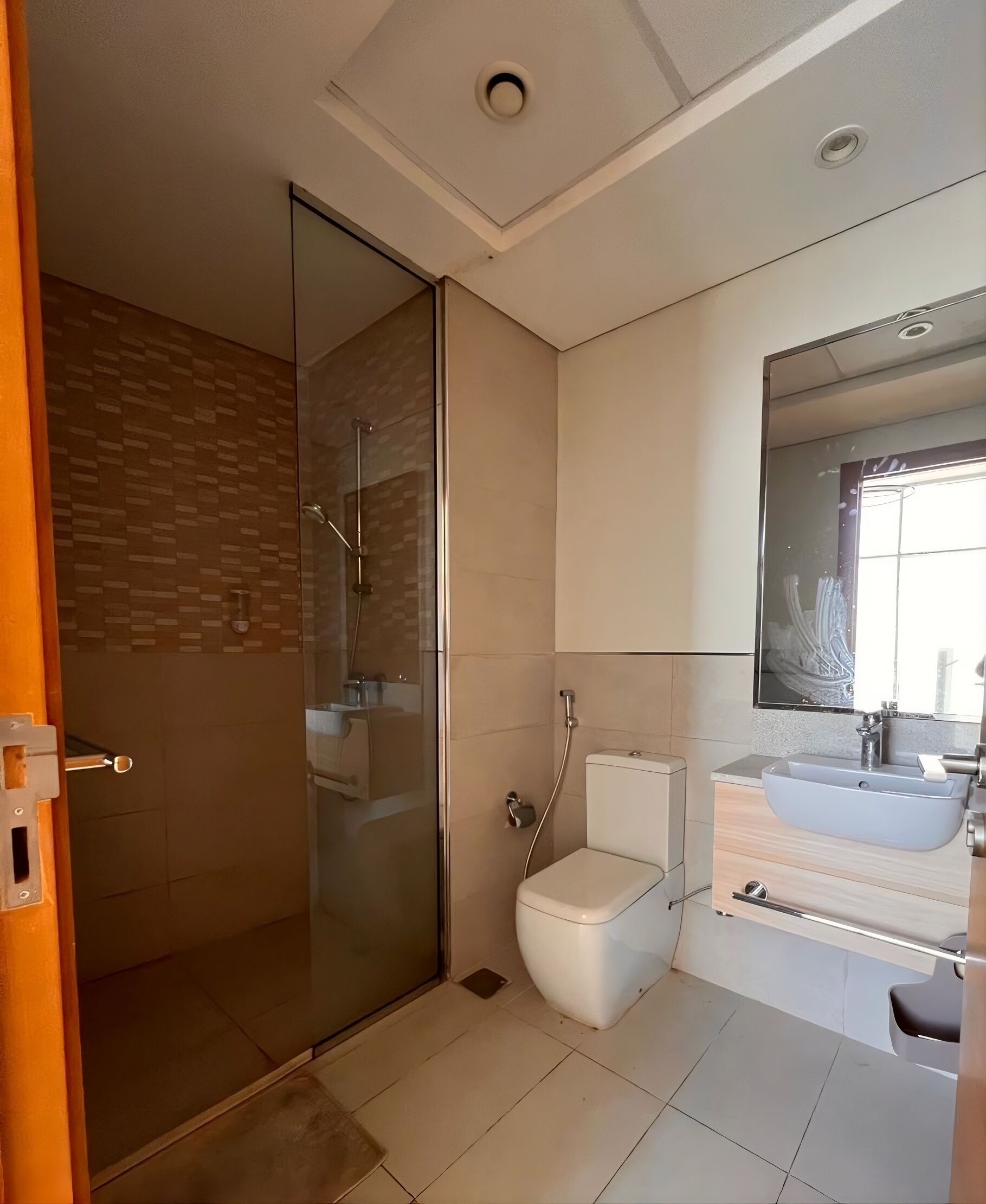 Comfort appartement, balkon, uitzicht op de stad | Badkamer | Pantoffels