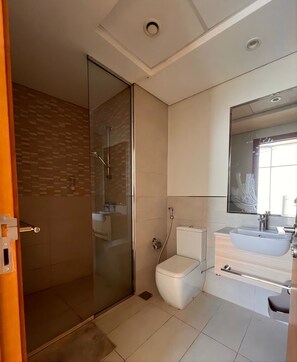 Appartement Confort, balcon, vue sur la ville | Salle de bain | Pantoufles