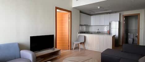 Comfort Apartment, Balcony, City View | Living area