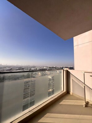 Comfort-Apartment, Balkon, Stadtblick | Unterkunftsgelände