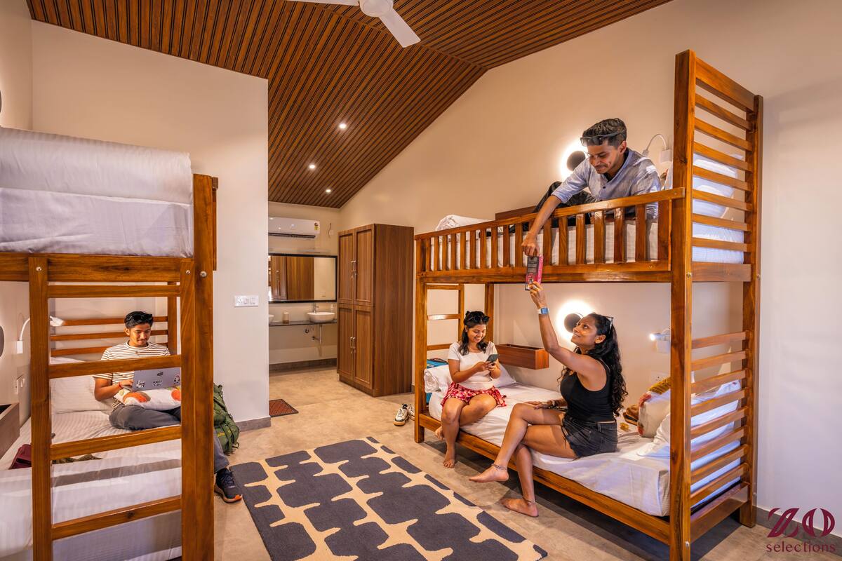Une chambre de type dortoir, avec des lits superposés, une kitchenette et une salle de bain.