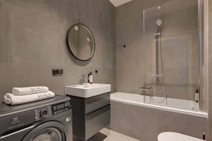 Badezimmer | Haartrockner, Handtücher, Seife, Shampoo