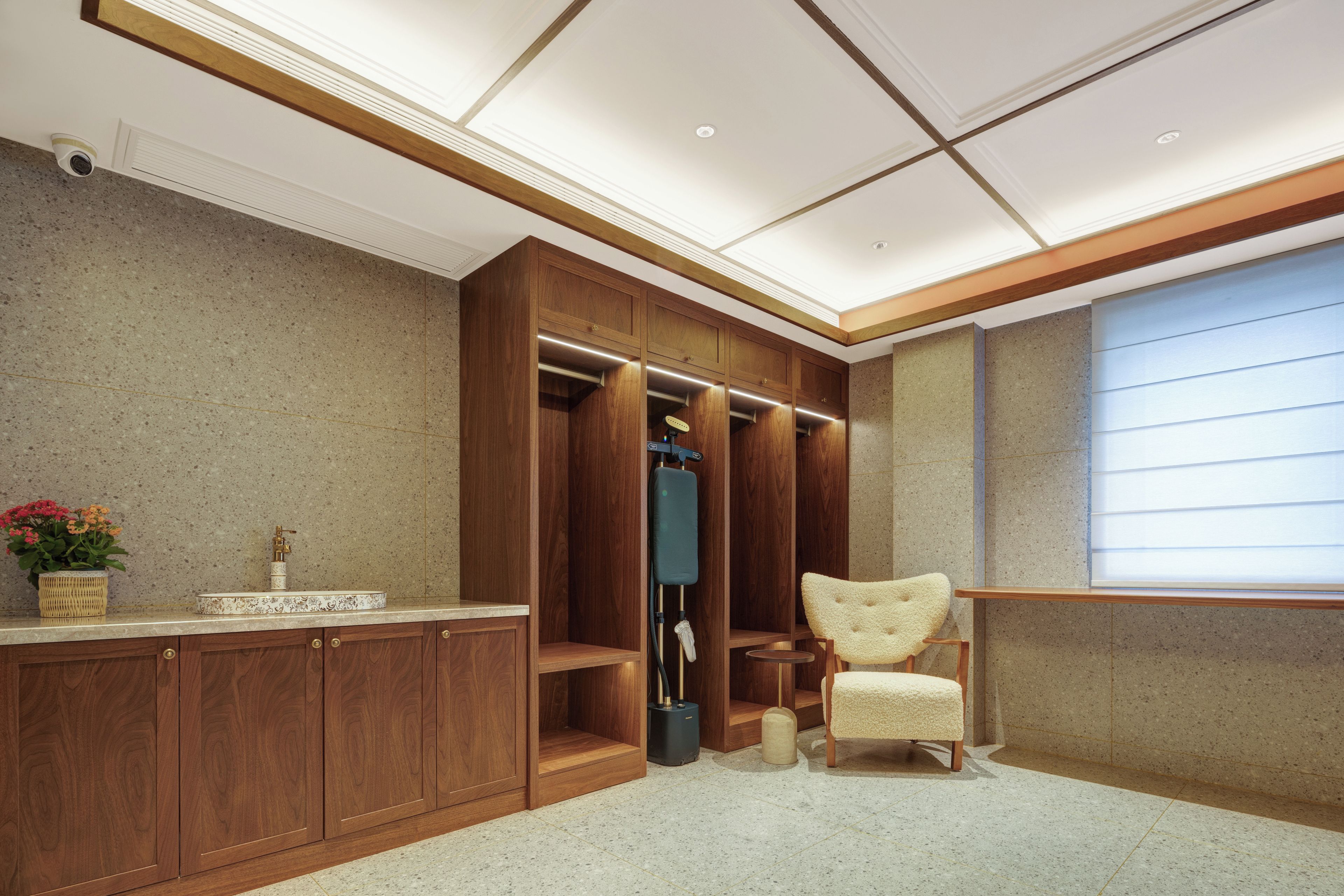 Un baño moderno con tocador de madera, ducha integrada y un espejo grande.