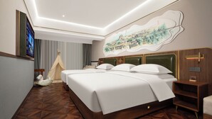 Une chambre d’hôtel avec un grand lit, un téléviseur à écran plat, une tête de lit en bois et une fresque murale.