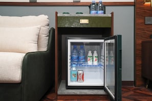 Habitación sénior con 2 camas individuales | Minibar con artículos gratuitos y escritorio