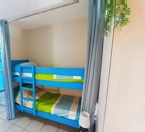 Room - Studio for 4 people, 50 m from the beach, 15 m² terrace + AC + parking (Le Barcarès)