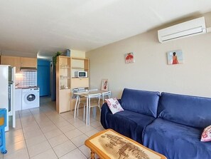 Living area - Studio for 4 people, 50 m from the beach, 15 m² terrace + AC + parking (Le Barcarès)
