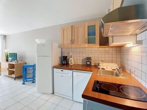 Private kitchen - Studio for 4 people, 50 m from the beach, 15 m² terrace + AC + parking (Le Barcarès)