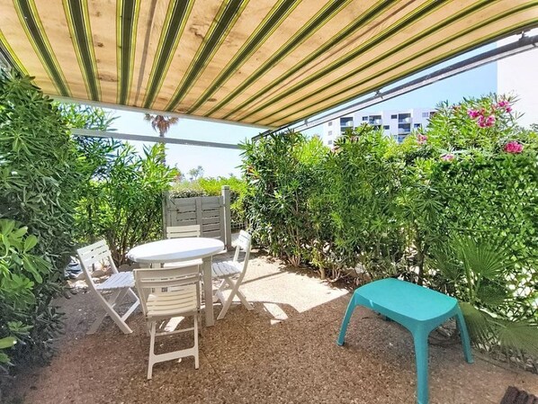 Outdoor dining - Studio for 4 people, 50 m from the beach, 15 m² terrace + AC + parking (Le Barcarès)