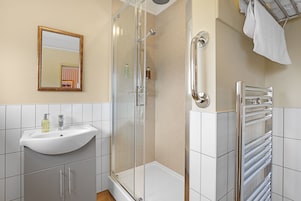 Habitación estándar con 2 camas individuales, baño privado | Baño | Artículos de higiene personal gratuitos, secador de pelo y toallas