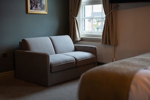Suite, baño privado | Escritorio, espacio para trabajar con un portátil, wifi gratis