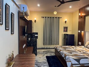 Room - 3-bedroom bed & breakfast in brilliant Jaipur with AC comfort (Jaipur)
