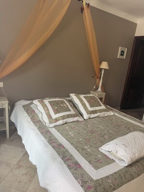 Room - Bed and breakfast with Monique and her daughter Caroline at the foot of Mont Ventoux (Bédoin)