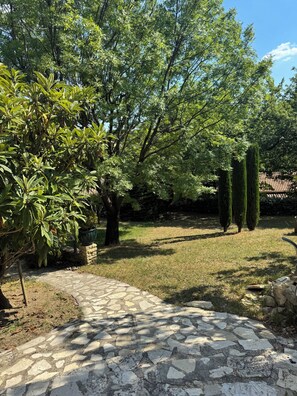 Property grounds - Bed and breakfast with Monique and her daughter Caroline at the foot of Mont Ventoux (Bédoin)