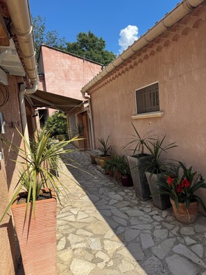 Property grounds - Bed and breakfast with Monique and her daughter Caroline at the foot of Mont Ventoux (Bédoin)