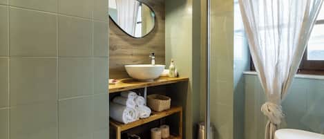 Appartement, balcon, vue sur le jardin | Salle de bain | Douche, articles de toilette (gratuits), séchoir à cheveux, bidet