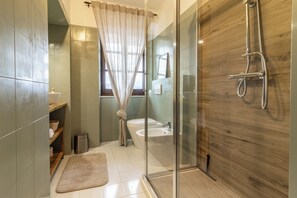 Appartement, balkon, uitzicht op tuin | Badkamer