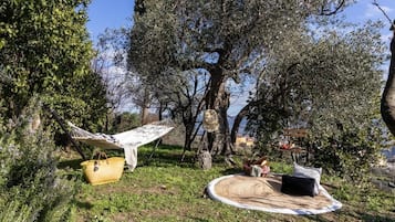 Apartment, Balkon, Gartenblick | Unterkunftsgelände