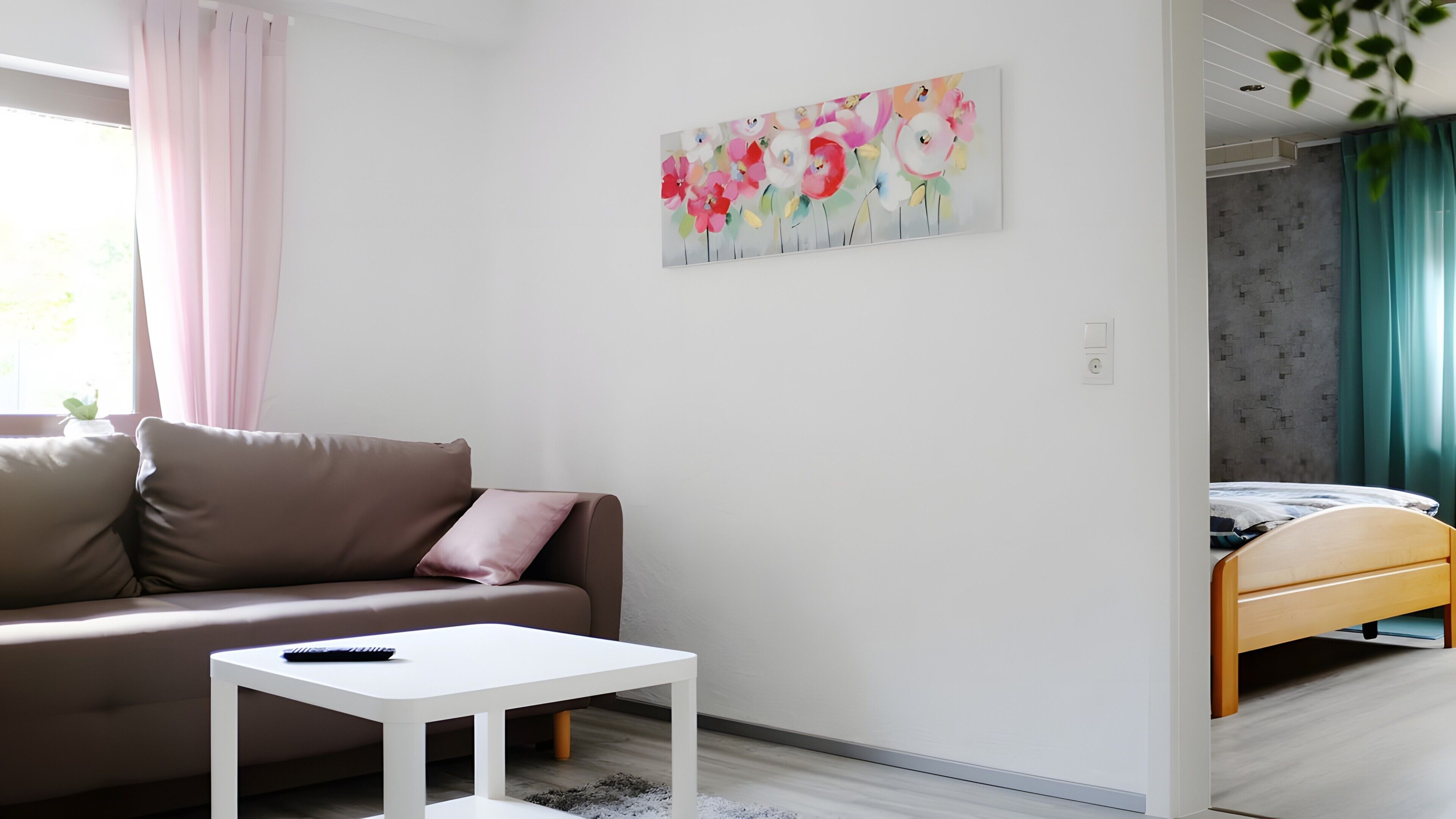 Een moderne woonkamer met een bank, een klein wit tafeltje en een schilderij aan de muur.