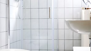 Shower, hair dryer, towels - Holiday Apartment for 4 Guests (70 m²) in Boos (Mayen-Koblenz) (Boos)