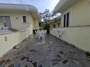 Outdoor dining - NARCISSUS APARTMENT NEAR THE SEA (Torre Vado)