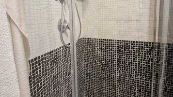 Dusche, Haartrockner, Bidet, Toilettenpapier