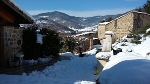 Property grounds - At the gateway to the Monts d'Ardèche, a haven of relaxation, swimming pool and panoramic views (Empurany)