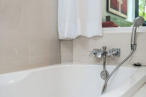 Een haardroger, een bidet, zeep, toiletpapier