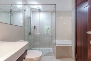 Een haardroger, een bidet, zeep, toiletpapier