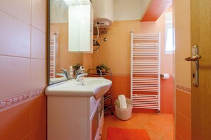 Shower, towels, soap, toilet paper - Apartment with balcony and sea view (Crikvenica)