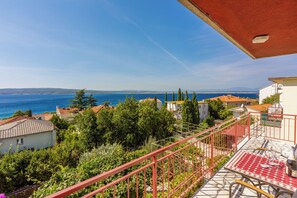 Outdoor dining - Apartment with balcony and sea view (Crikvenica)