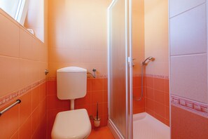 Douche, serviettes fournies, savon, papier toilette